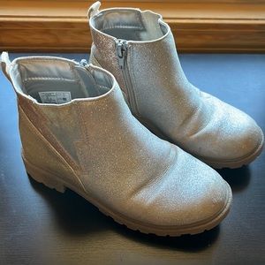 Lands End girls size 1 booties. Worn toes but otherwise good condition. Zipper.